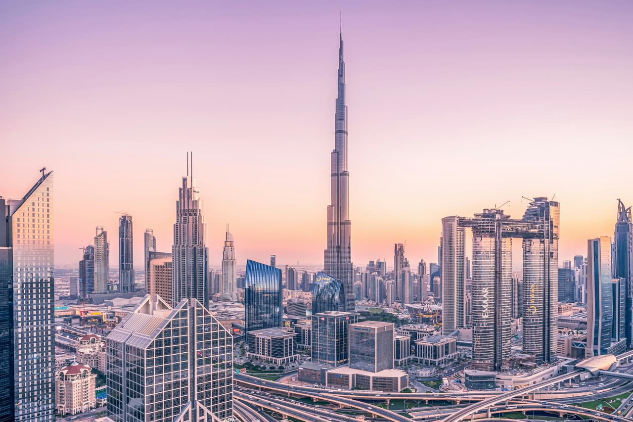 Dubai (Birleşik Arap Emirlikleri) şehir manzarası — Burj Khalifa ve modern gökdelenler
